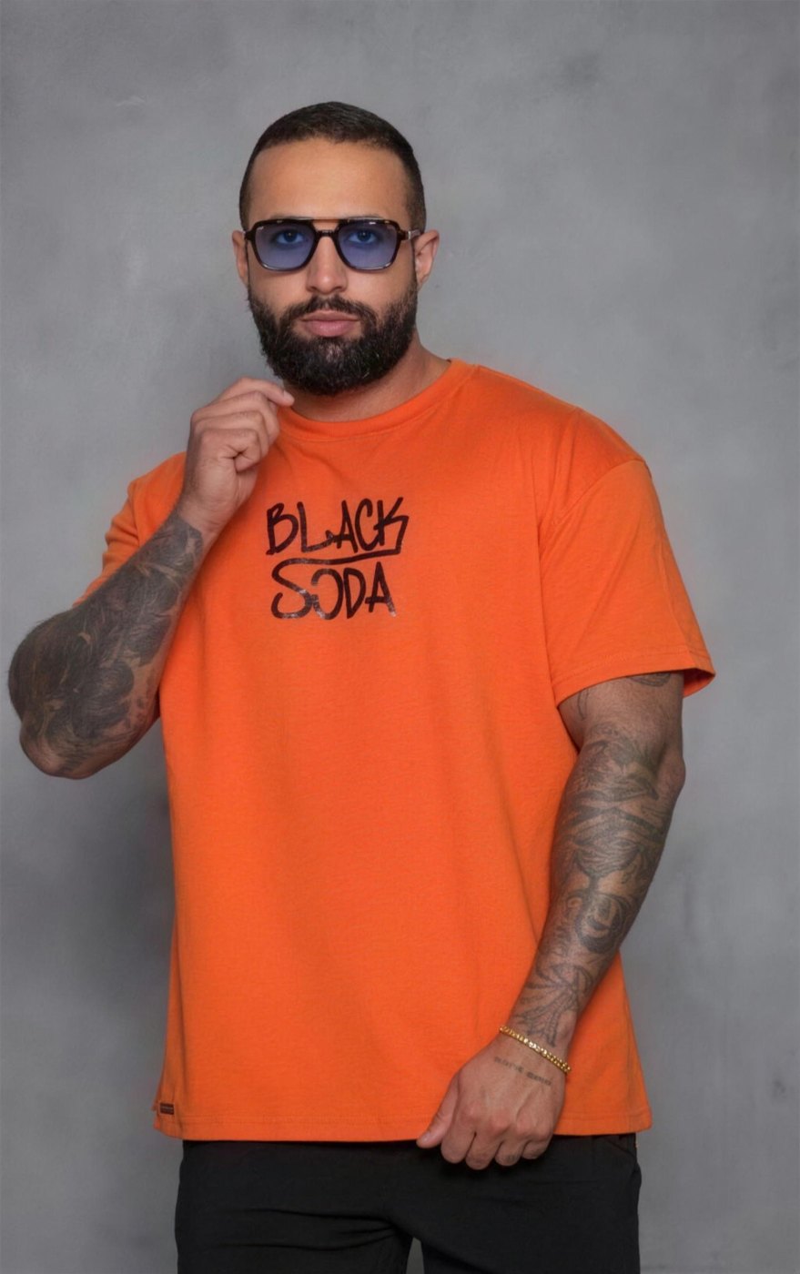 Black Soda: camiseta laranja estampada