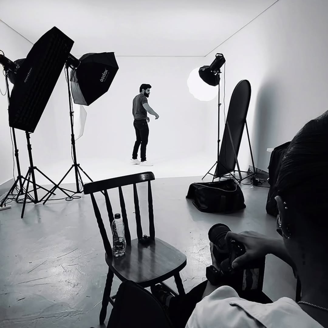 Bastidores de campanha no estúdio: softboxes e modelo em fundo infinito