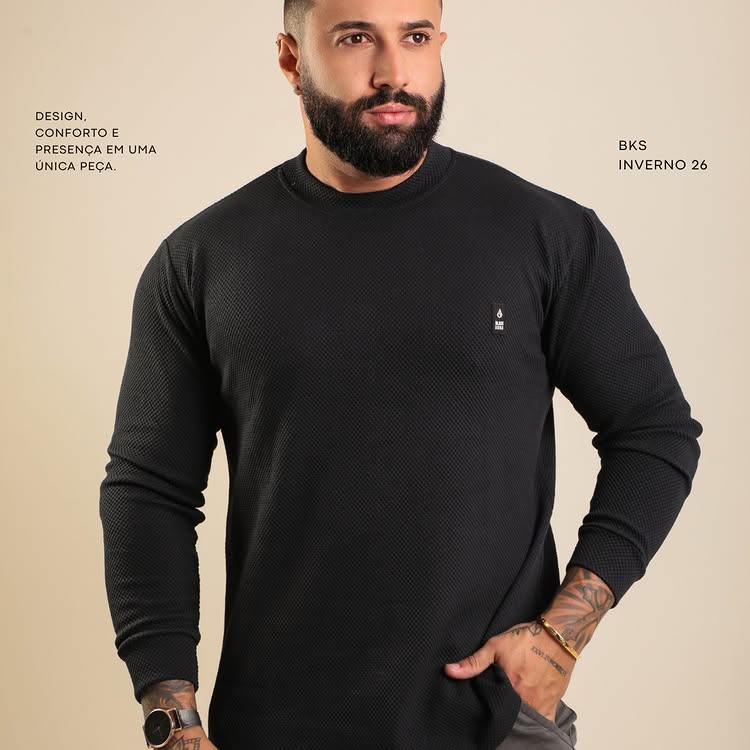 Black Soda: malha preta texturizada sobre fundo areia, coleção Inverno 26